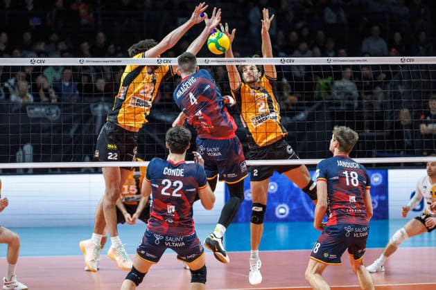 27 01 26, Berlin, Volleyball, BR Volleys vs VK Lvi Prague Champions League, group stage Kruno Nikacevic from VK Lvi Prague plays against the block of Jake Hanes BR Volleys and Matthew Knigge BR Volleys BR Volleys vs VK Lvi Prague Champions League