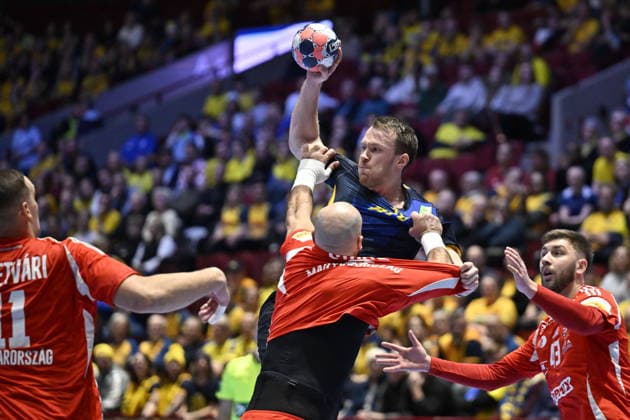 MALMÖ, SWEDEN 20260127 Swedens Felix Claar is stopped by Hungarys Adrian Sipos during the European Handball Championship middle round match between Sweden and Hungary in Malmö Arena, Malmö, Sweden, January 25, 2026 MALMÖ SWEDEN x50090x  Copyright: xJohanxNilsson TTx HANDBOLLS-EM 2026 SVERIGE-UNGERN