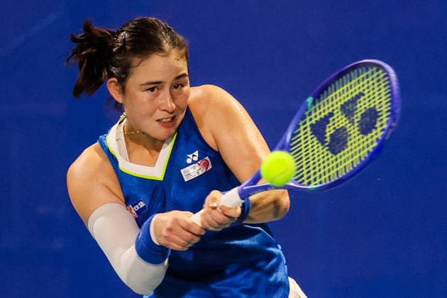 (260127) -- MANILA, Jan. 27, 2026 -- Joanna Garland of Chinese Taipei competes during the women s singles round of 32 match between Solana Sierra of Argentina and Joanna Garland of Chinese Taipei at the WTA, Tennis Damen Philippine Women s Open in Manila, the Philippines, Jan. 27, 2026. ) (SP)PHILIPPINES-MANILA-TENNIS-WTA PHILIPPINE WOMEN S OPEN-SINGLES ROUELLExUMALI 