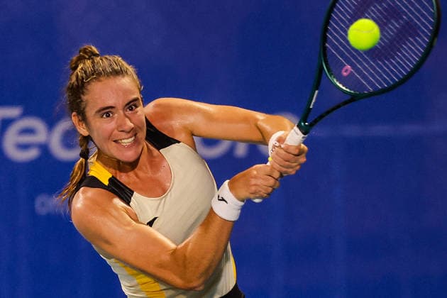 (260127) -- MANILA, Jan. 27, 2026 -- Solana Sierra of Argentina competes during the women s singles round of 32 match between Solana Sierra of Argentina and Joanna Garland of Chinese Taipei at the WTA, Tennis Damen Philippine Women s Open in Manila, the Philippines, Jan. 27, 2026. ) (SP)PHILIPPINES-MANILA-TENNIS-WTA PHILIPPINE WOMEN S OPEN-SINGLES ROUELLExUMALI 