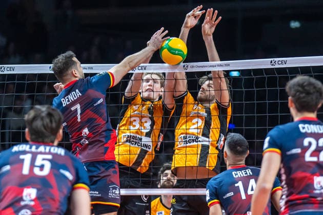 27 01 26, Berlin, Volleyball, BR Volleys vs VK Lvi Prague Champions League, group stage Matthew Knigge BR Volleys and Fedor Ivanov BR Volleys block the ball against Jiri Benda from VK Lvi Prague BR Volleys vs VK Lvi Prague Champions League