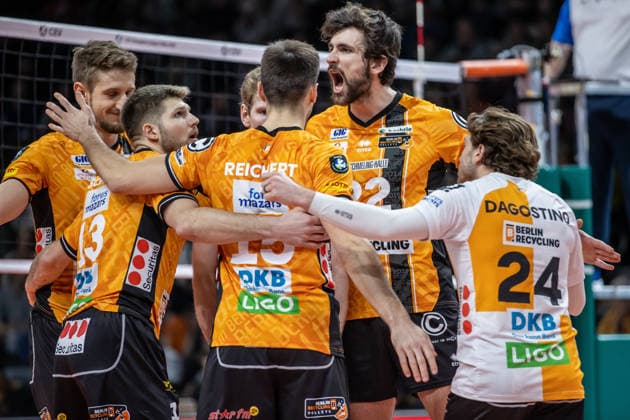 27 01 26, Berlin, Volleyball, BR Volleys vs VK Lvi Prague Champions League, group stage Jake Hanes BR Volleys is happy with his teammates about the point BR Volleys vs VK Lvi Prague Champions League