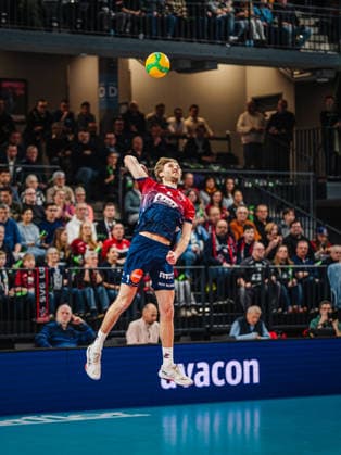 Volleyball Men CEV Champions League 2026 SVG Lüneburg vs Asseco Resovia Rzeszow 27 01 2026 Daniel Gruvaeus 2 SVG Lüneburg serving