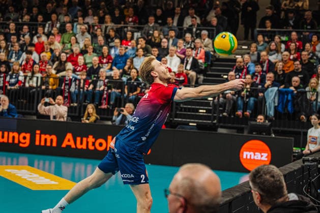Volleyball Men CEV Champions League 2026 SVG Lüneburg vs Asseco Resovia Rzeszow 27 01 2026 Daniel Gruvaeus 2 SVG Lüneburg saves the ball
