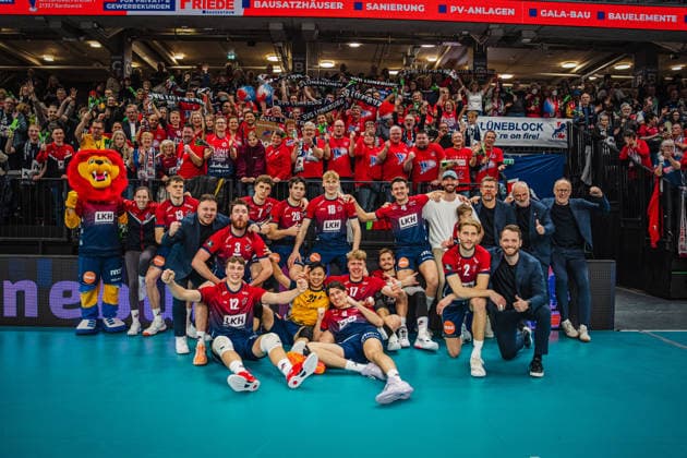 Volleyball Men CEV Champions League 2026 SVG Lüneburg vs Asseco Resovia Rzeszow 27 01 2026 SVG Lüneburg celebrates the victory against Asseco Resovia Rzeszow at the team photo after the match