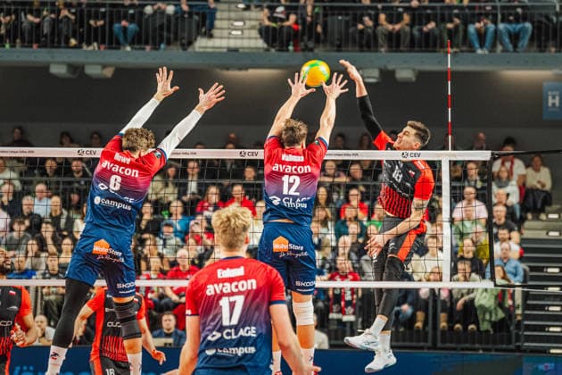 Volleyball Men CEV Champions League 2026 SVG Lüneburg vs Asseco Resovia Rzeszow 27 01 2026 Klemen Cebulj 18 Asseco Resovia Rzeszow against the block of Santeri Välimaa 12 SVG Lüneburg and Jackson Howe 6 SVG Lüneburg