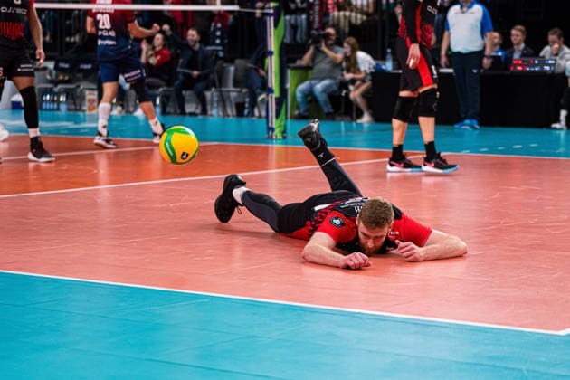 Volleyball I Men I Season 2025 2026 I CEV Champions League I CLVM72 I SVG Lüneburg Asseco Resovia Rzeszow I 27 01 2026 Cezary Sapinski 25, Asseco Resovia Rzeszow lies on the ground after a failed defense Copyright: xLobeca Bjorn-OlexKehmx