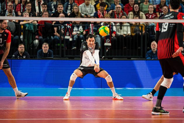 Volleyball I Men I Season 2025 2026 I CEV Champions League I CLVM72 I SVG Lüneburg Asseco Resovia Rzeszow I 27 01 2026 Erik Shoji 22, Asseco Resovia Rzeszow receives the ball Copyright: xLobeca Bjorn-OlexKehmx
