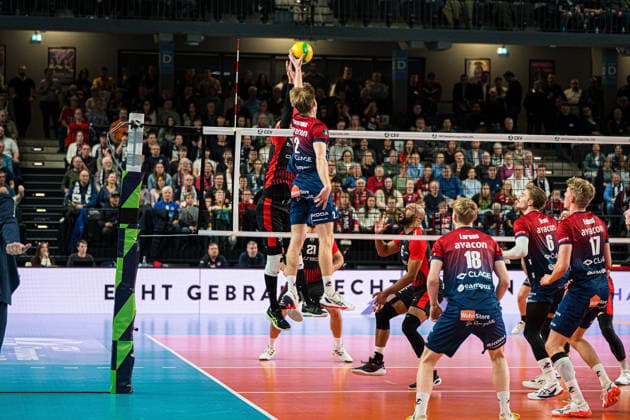Volleyball I Men I Season 2025 2026 I CEV Champions League I CLVM72 I SVG Lüneburg Asseco Resovia Rzeszow I 27 01 2026 Daniel Gruvaeus 2, SVG Lüneburg in a duel against Marcin Janusz 19, Asseco Resovia Rzeszow Copyright: xLobeca Bjorn-OlexKehmx