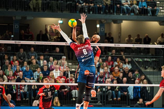 Volleyball I Men I Season 2025 2026 I CEV Champions League I CLVM72 I SVG Lüneburg Asseco Resovia Rzeszow I 27 01 2026 Jackson Clifford Howe 6, SVG Lüneburg in the block against Danny Demyanenko 6, Asseco Resovia Rzeszow Copyright: xLobeca Bjorn-OlexKehmx