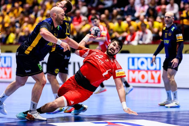 260127 Oscar Bergendahl of Sweden and Miklos Rosta of Hungary during the EHF European Handball Championship main round match between Sweden and Hungary on January 27, 2026 in Malmö Photo Petter Arvidson BILDBYRAN kod PA PA1142 handball handball handball handballs em 2026 sverige sweden hungary ehf european handball championship ungern bbeng  Copyright: PETTERxARVIDSON BB260127PA213