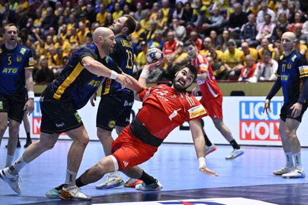 MALMÖ, SWEDEN 20260127 Sweden s Oscar Bergendahl left tries to stop Hungary s Miklos Rosta and causes a penalty during the 2026 EHF European Men s Handball Championship the EHF Euro 2026 main round match between Sweden and Hungary on Janyary 27, 2026 MALMÖ SWEDEN x50090x  Copyright: xJohanxNilsson TTx EHF EURO 2026 SWEDEN-HUNGARY