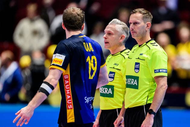 260127 Felix Claar of Sweden and referee Robert Schulze and Tobias Tönnies after the EHF European Handball Championship main round match between Sweden and Hungary on January 27, 2026 in Malmö Photo Petter Arvidson BILDBYRAN kod PA PA1142 handball handball handballs em 2026 sverige sweden hungary ehf european handball championship ungern bbeng referee  Copyright: PETTERxARVIDSON BB260127PA251