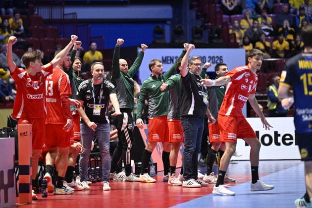 MALMÖ, SWEDEN 20260127 Hungarys assistant coach Miguel Velasco tv and coach JosÃ Rodriguez cheer with the bench during the European Handball Championship middle round match between Sweden and Hungary in Malmö Arena, Malmö, Sweden, January 25, 2026 The match ended in a draw MALMÖ SWEDEN x50090x  Copyright: xJohanxNilsson TTx HANDBOLLS-EM 2026 SVERIGE-UNGERN