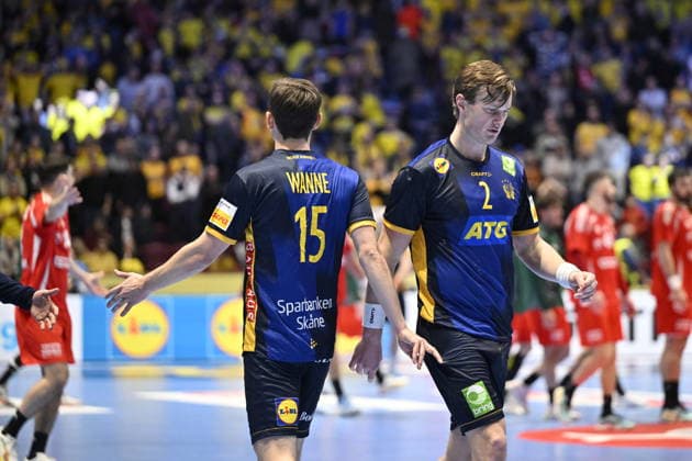MALMÖ, SWEDEN 20260127 Swedens Hampus Wanne and Jonathan Carlsbogard are depressed after the European Handball Championship middle round match between Sweden and Hungary in Malmö Arena, Malmö, Sweden, January 25, 2026 The match ended in a draw MALMÖ SWEDEN x50090x  Copyright: xJohanxNilsson TTx HANDBOLLS-EM 2026 SVERIGE-UNGERN