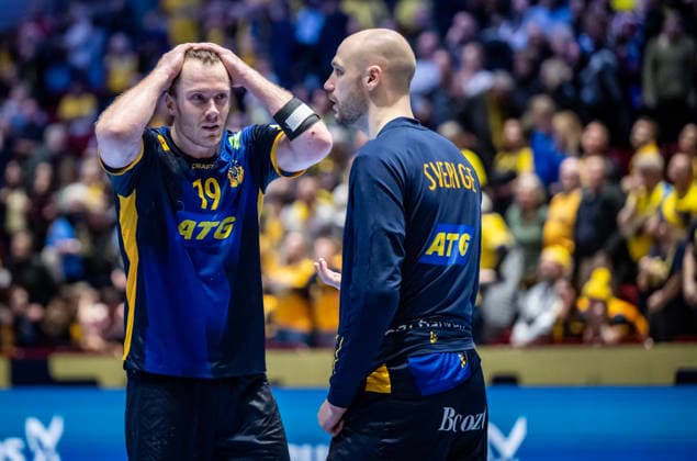 MALMÖ, SWEDEN 20260127 Swedens Felix Claar struggles and Lukas Sandell tries to understand what happened after the final whistle in the European Handball Championship middle round match between Sweden and Hungary in Malmö Arena, Malmö, Sweden, January 25, 2026 The match ended in a draw MALMÖ SWEDEN x50090x  Copyright: xJohanxNilssonx xTTx HANDBOLLS-EM 2026 SVERIGE-UNGERN