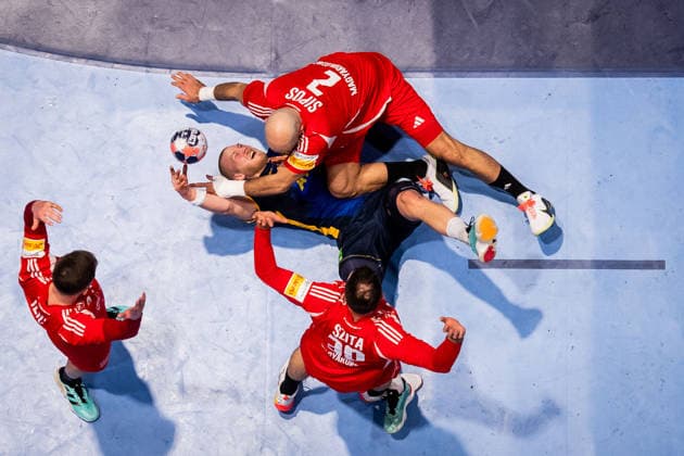 260127 Felix Möller of Sweden against Adrian Sipos of Hungary during the EHF European Handball Championship main round match between Sweden and Hungary on January 27, 2026 in Malmö Photo Petter Arvidson BILDBYRAN kod PA PA1142 handball handball handball handballs em 2026 sverige sweden hungary ehf european handball championship ungern bbeng  Copyright: PETTERxARVIDSON BB260127PA293
