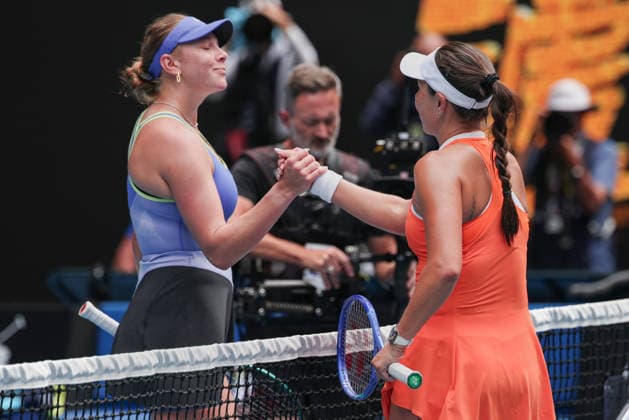 Amanda Anisimova congratulates the winner, Jessica Pegula USA , Australian Open 2026 Melbourne Park, Melbourne, Victoria, Australia Copyright: xJuergenxHasenkopfx