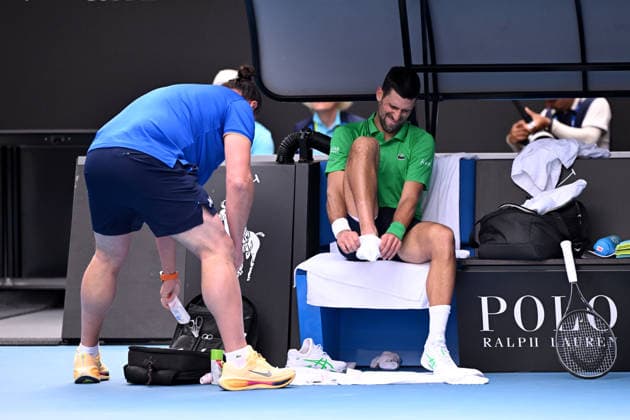 TENNIS AUSTRALIAN OPEN, Novak Djokovic of Serbia receives medical attention for his foot during the men™s quarterfinals against Lorenzo Musetti of Italy on day 11 of the 2026 Australian Open tennis tournament at Melbourne Park in Melbourne, Wednesday, January 22, 2026. ( NO ARCHIVING MELBOURNE VICTORIA AUSTRALIA  Copyright: xJAMESxROSSx 20260128143899536316