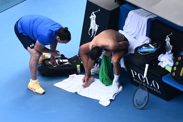 TENNIS AUSTRALIAN OPEN, Novak Djokovic of Serbia receivesd medical attention for hios foot during the men™s quarterfinals against Lorenzo Musetti of Italy on day 11 of the 2026 Australian Open tennis tournament at Melbourne Park in Melbourne, Wednesday, January 22, 2026. ( NO ARCHIVING MELBOURNE VICTORIA AUSTRALIA  Copyright: xJOELxCARRETTx 20260128113068400363