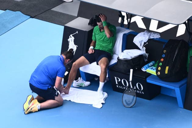 TENNIS AUSTRALIAN OPEN, Novak Djokovic of Serbia receives medical attention for hios foot during the men™s quarterfinals against Lorenzo Musetti of Italy on day 11 of the 2026 Australian Open tennis tournament at Melbourne Park in Melbourne, Wednesday, January 22, 2026. ( NO ARCHIVING MELBOURNE VICTORIA AUSTRALIA  Copyright: xJOELxCARRETTx 20260128174179659625