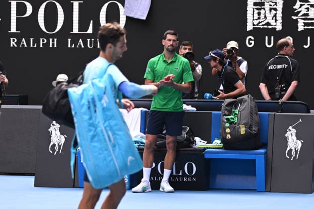 TENNIS AUSTRALIAN OPEN, Lorenzo Musetti of Italy leaves the court after retiring injured during the men™s quarterfinals against Novak Djokovic of Serbia on day 11 of the 2026 Australian Open tennis tournament at Melbourne Park in Melbourne, Wednesday, January 22, 2026. ( NO ARCHIVING MELBOURNE VICTORIA AUSTRALIA  Copyright: xJAMESxROSSx 20260128130141123949