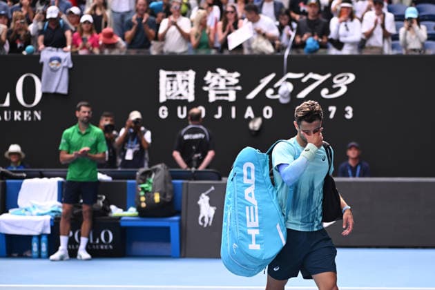 TENNIS AUSTRALIAN OPEN, Lorenzo Musetti of Italy leaves the court after retiring injured during the men™s quarterfinals against Novak Djokovic of Serbia on day 11 of the 2026 Australian Open tennis tournament at Melbourne Park in Melbourne, Wednesday, January 22, 2026. ( NO ARCHIVING MELBOURNE VICTORIA AUSTRALIA  Copyright: xJAMESxROSSx 20260128148773318460