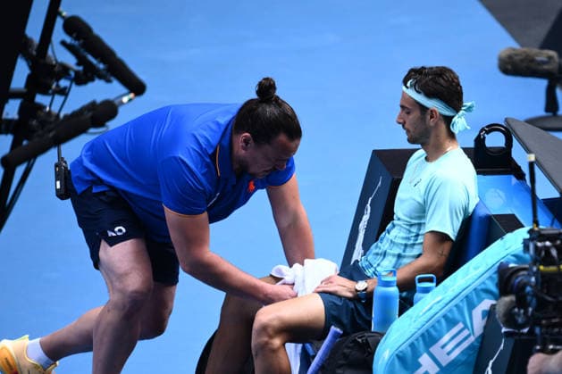 TENNIS AUSTRALIAN OPEN, Lorenzo Musetti of Italy receives medical attention during the men™s quarterfinals against Novak Djokovic of Serbia on day 11 of the 2026 Australian Open tennis tournament at Melbourne Park in Melbourne, Wednesday, January 22, 2026. ( NO ARCHIVING MELBOURNE VICTORIA AUSTRALIA  Copyright: xJOELxCARRETTx 20260128157796028450