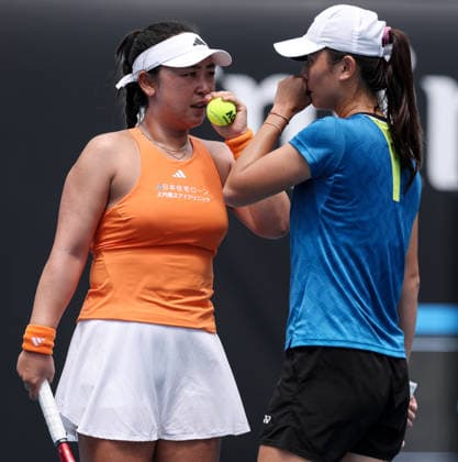 (260128) -- MELBOURNE, Jan. 28, 2026 -- Wu Fang-Hsien Hozumi Eri (L) communicate during the women s doubles quarterfinal match between Zhang Shuai (China) Elise Mertens (Belgium) and Wu Fang-Hsien (Chinese Taipei) Hozumi Eri (Japan) at the Australian Open tennis tournament in Melbourne, Australia, Jan. 28, 2026. ) (SP)AUSTRALIA-MELBOURNE-TENNIS-AUSTRALIAN OPEN-WOMEN S DOUBLES-QUARTERFINALS MaxPing 