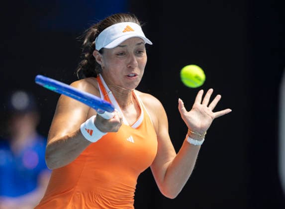 (260128) -- MELBOURNE, Jan. 28, 2026 -- Jessica Pegula hits a return during the women s singles quarterfinal match between Jessica Pegula of the United States and Amanda Anisimova of the United States at the Australian Open tennis tournament in Melbourne, Australia, Jan. 28, 2026. (Photo by Xinhua) (SP)AUSTRALIA-MELBOURNE-TENNIS-AUSTRALIAN OPEN-WOMEN S SINGLES-QUARTERFINALS HuxJingchen 