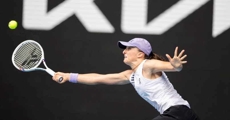 (260128) -- MELBOURNE, Jan. 28, 2026 -- Iga Swiatek hits a return during the women s singles quarterfinal match between Elena Rybakina of Kazakhstan and Iga Swiatek of Poland at the Australian Open tennis tournament in Melbourne, Australia, Jan. 28, 2026. (Photo by Xinhua) (SP)AUSTRALIA-MELBOURNE-TENNIS-AUSTRALIAN OPEN-WOMEN S SINGLES-QUARTERFINALS HuxJingchen 