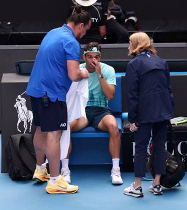 Lorenzo Musetti receiving treatment during his quarter final match Australian Open tennis tournament, Day Eleven, Melbourne Park, Australia - 28 Jan 2026Melbourne Melbourne Park Victoria (VIC) Australia  Copyright: xEllaxLing Shutterstockx 16403681dg