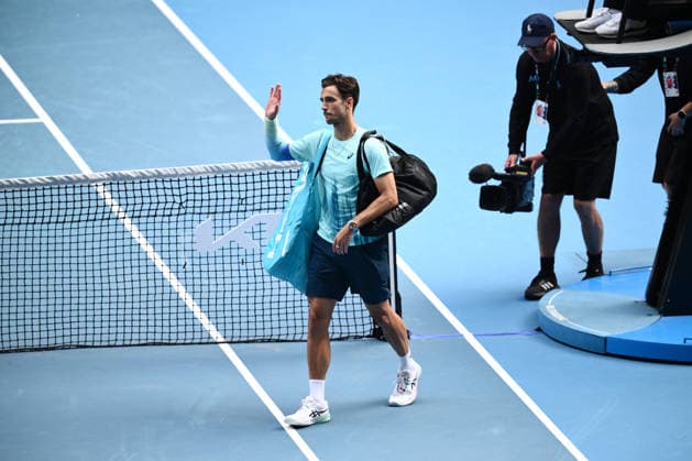 TENNIS AUSTRALIAN OPEN, Lorenzo Musetti of Italy leaves the court after retiring injured during the men™s quarterfinals against Novak Djokovic of Serbia on day 11 of the 2026 Australian Open tennis tournament at Melbourne Park in Melbourne, Wednesday, January 28, 2026. ( NO ARCHIVING MELBOURNE VICTORIA AUSTRALIA  Copyright: xJOELxCARRETTx 20260128181068438732