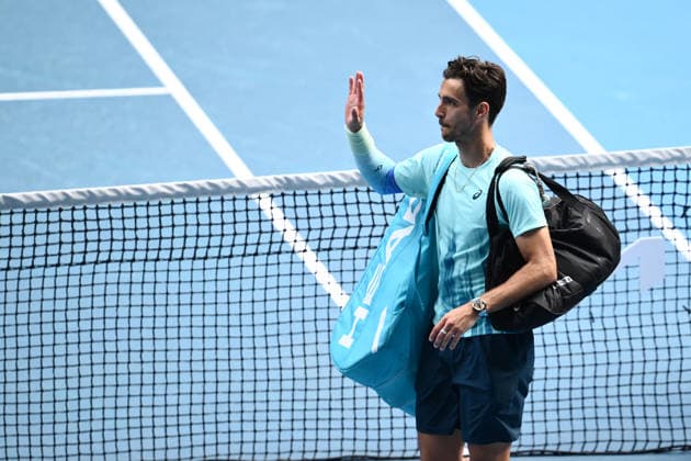 TENNIS AUSTRALIAN OPEN, Lorenzo Musetti of Italy leaves the court after retiring injured during the men™s quarterfinals against Novak Djokovic of Serbia on day 11 of the 2026 Australian Open tennis tournament at Melbourne Park in Melbourne, Wednesday, January 22, 2026. ( NO ARCHIVING MELBOURNE VICTORIA AUSTRALIA  Copyright: xJOELxCARRETTx 20260128187269751307