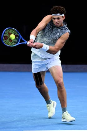 TENNIS AUSTRALIAN OPEN, Ben Shelton of the USA in action during his men™s Quarterfinal against Jannik Sinner of Italy on day 11 of the 2026 Australian Open tennis tournament at Melbourne Park in Melbourne, Wednesday, January 28, 2026. ( NO ARCHIVING MELBOURNE VICTORIA AUSTRALIA  Copyright: xJOELxCARRETTx 20260128187207889232