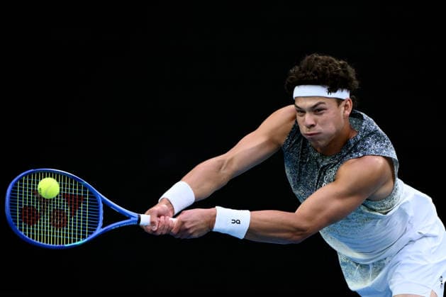 TENNIS AUSTRALIAN OPEN, Ben Shelton of the USA in action during his men™s Quarterfinal against Jannik Sinner of Italy on day 11 of the 2026 Australian Open tennis tournament at Melbourne Park in Melbourne, Wednesday, January 28, 2026. ( NO ARCHIVING MELBOURNE VICTORIA AUSTRALIA  Copyright: xJOELxCARRETTx 20260128198154770805