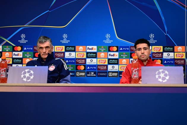 UEFA Champions League, Ajax vs Olympiacos FC - JosÃ Luis Mendilibar coach and Francisco Ortega player of Olympiacos attent a press conference, PK, Pressekonferenz prior to the UEFA Champions League league phase matchday 8 soccer match between Ajax and Olympiacos at Johan Cruyff Arena in Amsterdam, Netherlands, 27 January 2025. IMAGO ONE INCH PRODUCTIONS AMSTERDAM NETHERLANDS Copyright: xOnexInchxProductionsx 6827068