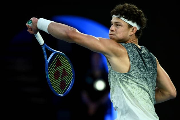 TENNIS AUSTRALIAN OPEN, Ben Shelton of the USA in action during his men™s Quarterfinal against Jannik Sinner of Italy on day 11 of the 2026 Australian Open tennis tournament at Melbourne Park in Melbourne, Wednesday, January 28, 2026. ( NO ARCHIVING MELBOURNE VICTORIA AUSTRALIA  Copyright: xJOELxCARRETTx 20260128111077740443