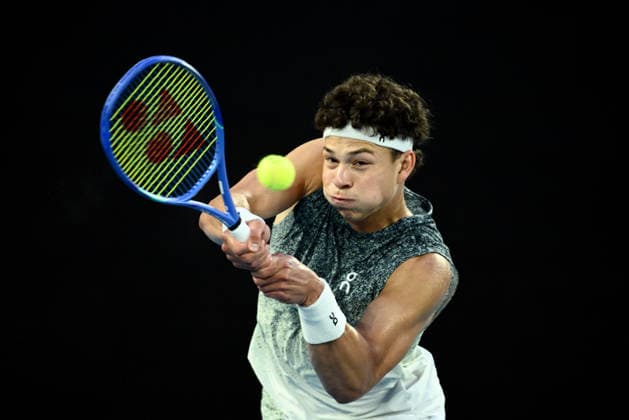 TENNIS AUSTRALIAN OPEN, Ben Shelton of the USA in action during his men™s Quarterfinal against Jannik Sinner of Italy on day 11 of the 2026 Australian Open tennis tournament at Melbourne Park in Melbourne, Wednesday, January 28, 2026. ( NO ARCHIVING MELBOURNE VICTORIA AUSTRALIA  Copyright: xJOELxCARRETTx 20260128174135426350