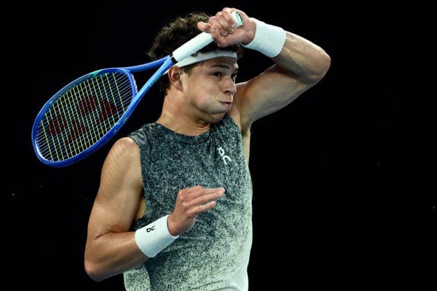 TENNIS AUSTRALIAN OPEN, Ben Shelton of the USA in action during his men™s Quarterfinal against Jannik Sinner of Italy on day 11 of the 2026 Australian Open tennis tournament at Melbourne Park in Melbourne, Wednesday, January 28, 2026. ( NO ARCHIVING MELBOURNE VICTORIA AUSTRALIA  Copyright: xJOELxCARRETTx 20260128166442970747