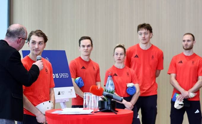 Verabschiedung der Olympiateilnehmer 2026 27.01.2026, Erfurt, egapark, Danakil, Verabschiedung der Thueringer Wintersportler, die an den Olympischen Winterspielen 2026 in Mailand und Cortina teilnehmen im Bild: Moderator Peter Rueberg im Gespraech mit Moritz Klein (Eisschnelllauf, ESC Erfurt) *** Farewell to the 2026 Olympic participants 27 01 2026, Erfurt, egapark, Danakil, Farewell to the Thuringian winter athletes taking part in the 2026 Winter Olympics in Milan and Cortina in the picture presenter Peter Rueberg in conversation with Moritz Klein speed skating, ESC Erfurt