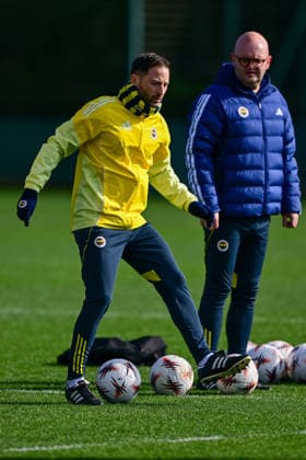 Ahead of Fenerbahce v FCSB - UEFA Europa League ISTANBUL, TURKIYE - JANUARY 28: Head coach Domenico Tedesco of Fenerbahce take part in the training session as the preparations at the Can Bartu Training Facilities continue ahead of their UEFA Europa League Week 8 away match against Romanian side FCSB on January 28, 2026, in Istanbul, Turkiye. Serhat Cagdas Anadolu Istanbul Turkey. Editorial use only. Please get in touch for any other usage.  Copyright: x2026xAnadoluxSerhatxCagdasx