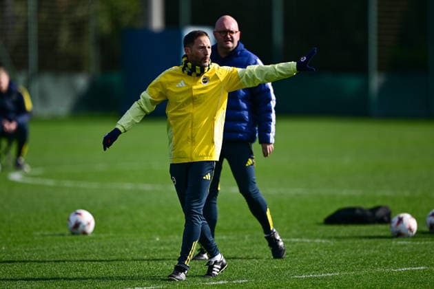 Ahead of Fenerbahce v FCSB - UEFA Europa League ISTANBUL, TURKIYE - JANUARY 28: Head coach Domenico Tedesco of Fenerbahce take part in the training session as the preparations at the Can Bartu Training Facilities continue ahead of their UEFA Europa League Week 8 away match against Romanian side FCSB on January 28, 2026, in Istanbul, Turkiye. Serhat Cagdas Anadolu Istanbul Turkey. Editorial use only. Please get in touch for any other usage.  Copyright: x2026xAnadoluxSerhatxCagdasx