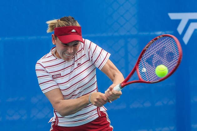 (260128) -- MANILA, Jan. 28, 2026 -- Donna Vekic hits a return during the women s singles round of 16 match between Donna Vekic of Croatia and Mariia Tkacheva of Russia at the WTA, Tennis Damen Philippine Women s Open in Manila, the Philippines, Jan. 28, 2026. ) (SP)PHILIPPINES-MANILA-WTA PHILIPPINE WOMEN S OPEN RouellexUmali 