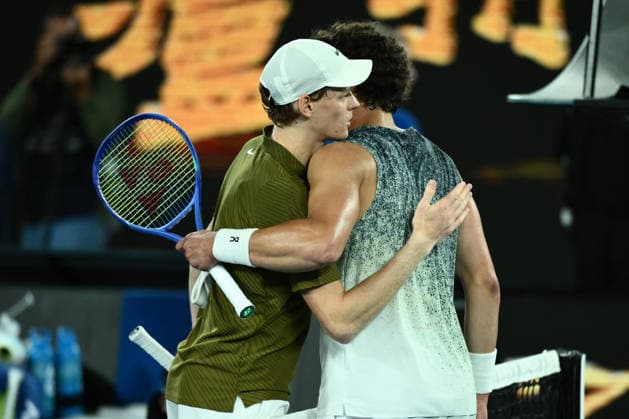 TENNIS AUSTRALIAN OPEN, Jannik Sinner of Italy is congratulated on his win in the men™s Quarterfinal by opponent Ben Shelton of the USA on day 11 of the 2026 Australian Open tennis tournament at Melbourne Park in Melbourne, Wednesday, January 28, 2026. ( NO ARCHIVING MELBOURNE VICTORIA AUSTRALIA  Copyright: xJOELxCARRETTx 20260128115601740060