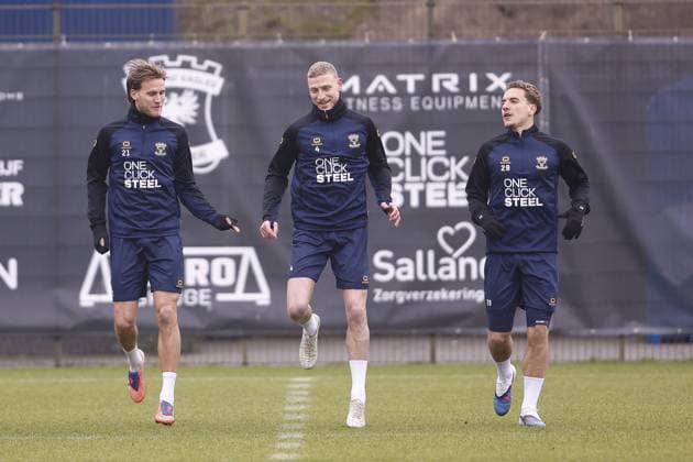 DEVENTER , 28-01-2026 , Stadium De Adelaarshorst , season 2025 2026 , UEFA Europa League League phase . Training before the Europa League match between Go Ahead Eagles and SC Braga, Picture shows GA Eagles player Melle Meulensteen GA Eagles player Joris Kramer GA Eagles player Aske Adelgaard Training before Go Ahead Eagles - Braga  x201132220x Copyright: