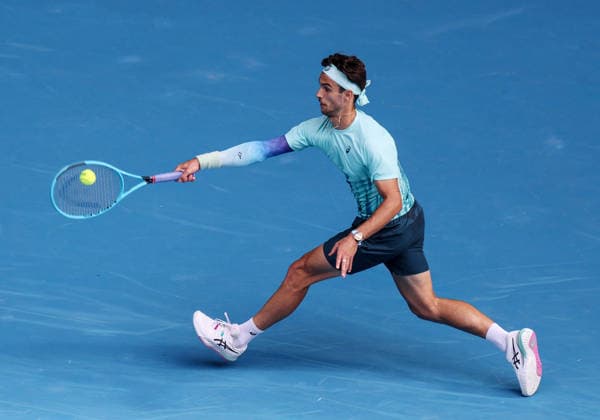 (260128) -- MELBOURNE, Jan. 28, 2026 -- Lorenzo Musetti of Italy hits a return during the men s singles quarterfinal match between Novak Djokovic of Serbia and Lorenzo Musetti of Italy at the Australian Open tennis tournament in Melbourne, Australia, Jan. 28, 2026. ) (SP)AUSTRALIA-MELBOURNE-TENNIS-AUSTRALIAN OPEN-MEN S SINGLES-QUARTERFINALS MaxPing 