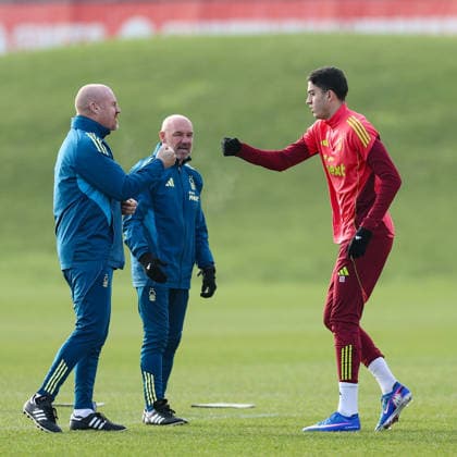 Nottingham Forest Training & press conference, PK, Pressekonferenz Sean Dyche the manager of Nottingham Forest fists pumps Jair Cunha of Nottingham Forest during the Nottingham Forest Training Session ahead of the Europa League Game at Nigel Doughty Academy, Nottingham 28 01 2026 UK Newspapers OUT Copyright: xAndyxSumnerx FIL-22874-0014
