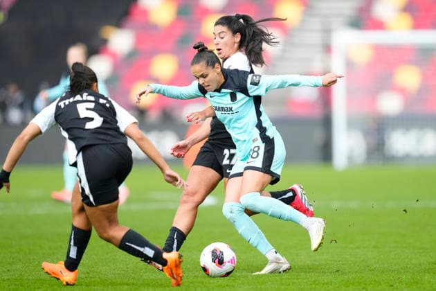Gotham FC v SC Corinthians - FIFA Women s Champions Cup 2026 Semi Final Duda Sampaio midfielder of Corinthians and Brazil and Gabi Portilho forward of Gotham and Brazil compete for the ball during the FIFA Women s Champions Cup 2026 Semi Final match between Gotham FC and SC Corinthians at Brentford stadium on January 28, 2026 in London, England. London England United Kingdom  Copyright: xJosexBretonx originalFilename:bretonhernandez-gothamfc260128_nplbz.jpg
