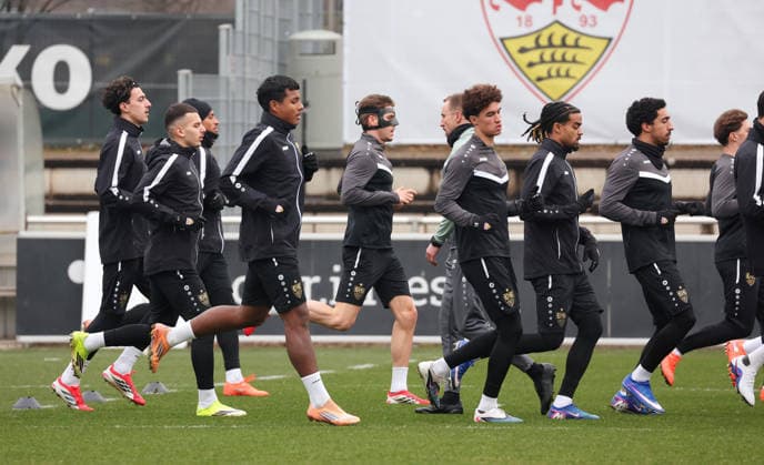 2026,01,28, Stuttgart, Football UEFA Europa League, Season 2025 2026, VfB Stuttgart, Training, Ramon Hendriks with mask